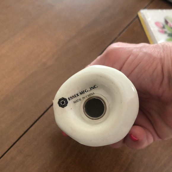 Essex holly berry kissing angels salt and pepper shakers. Never used - Picture 3 of 4